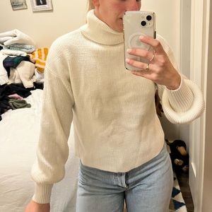 White Urban Outfitters Turtle Neck 🐑
